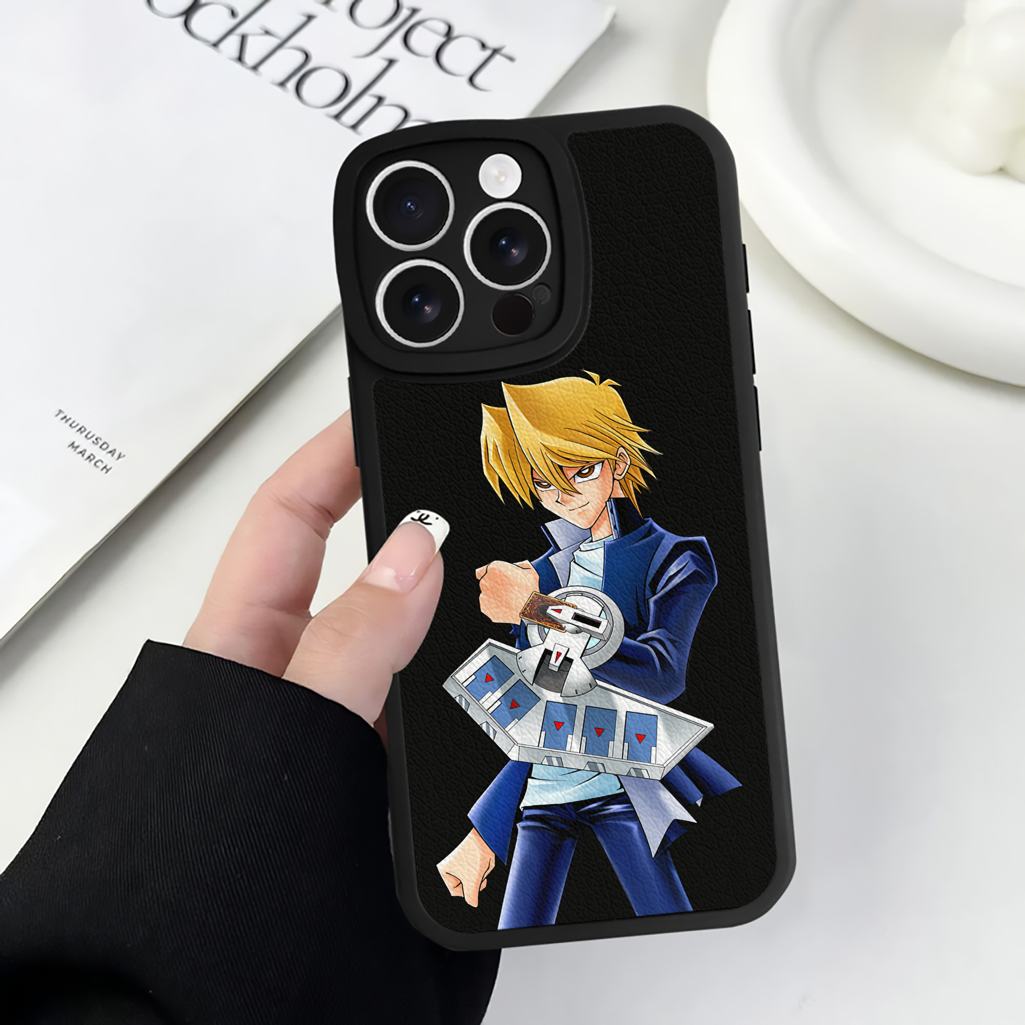 遊☆戯☆王 Yu-Gi-Oh! 【iPhone 16シリーズ対応】シリコンスマホケース（レザー調） 材質：シリコン